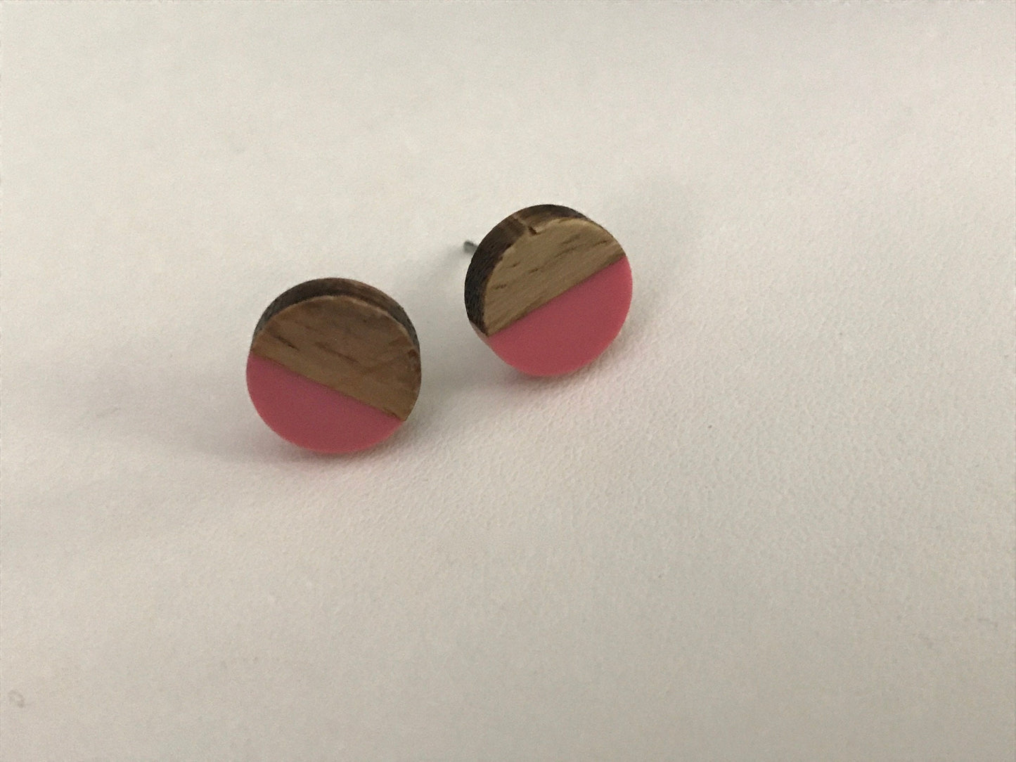 Resin and wood stud earrings - pink