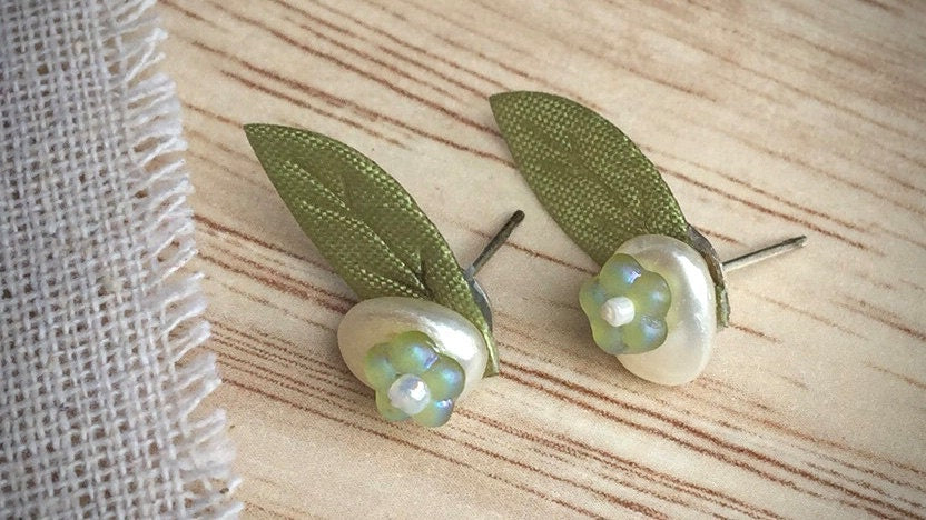 Mixed media little stud earrings - nature inspired, beaded, fabric, faux pearl