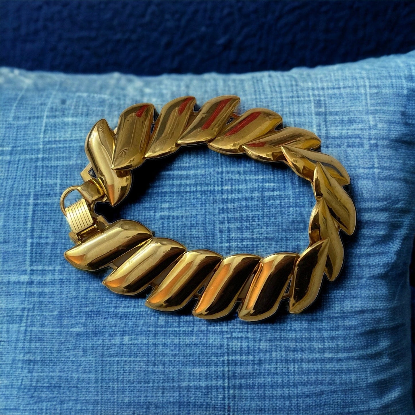 Stunning vintage goldtone panel link bracelet