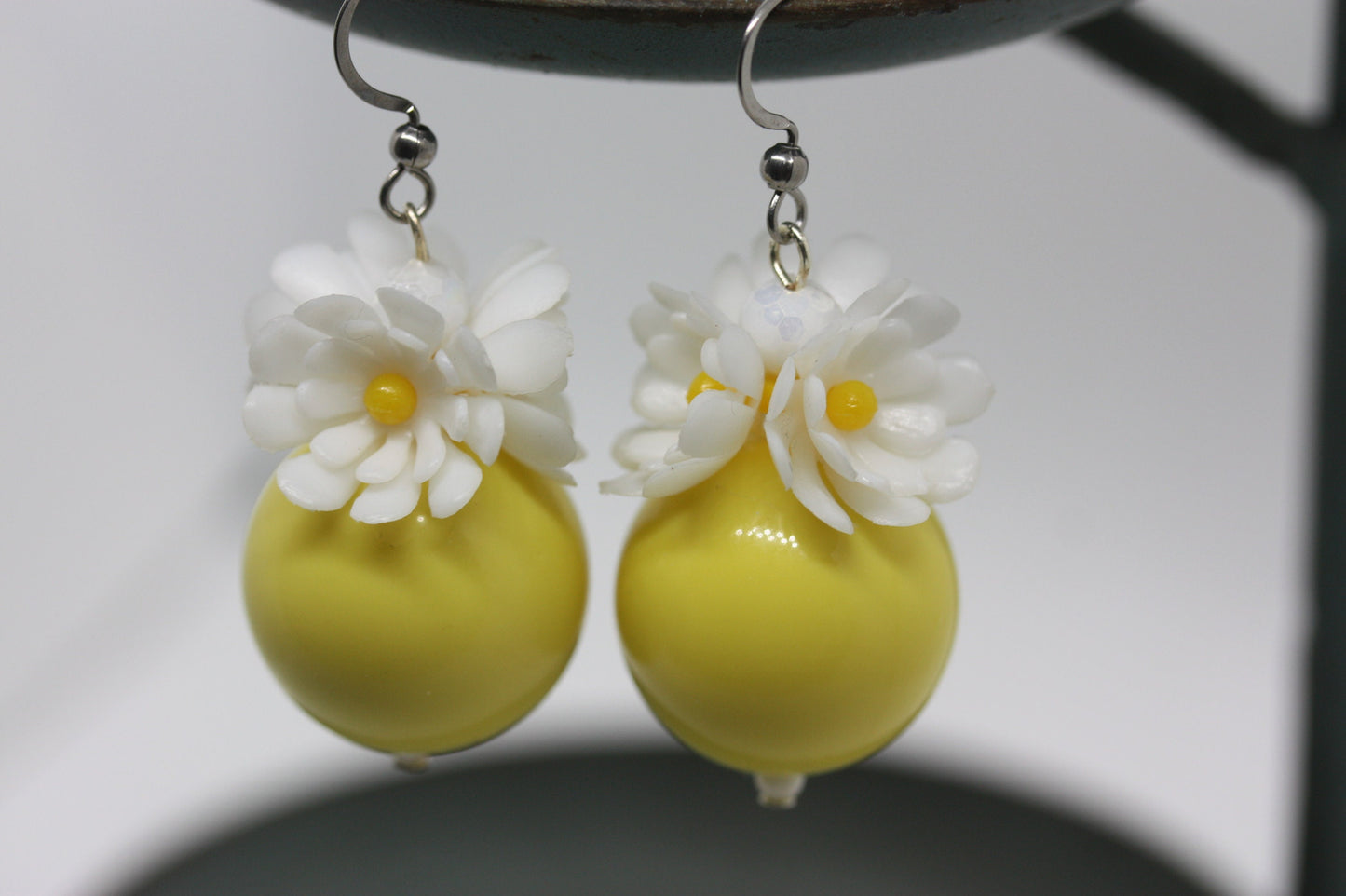 Bring the happy into your day with these flowery happy earrings