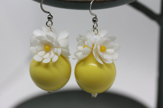 Bring the happy into your day with these flowery happy earrings