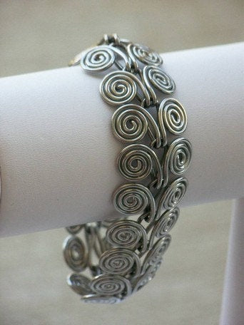 Stunning unique linked scrollwork silvertone vintage bracelet