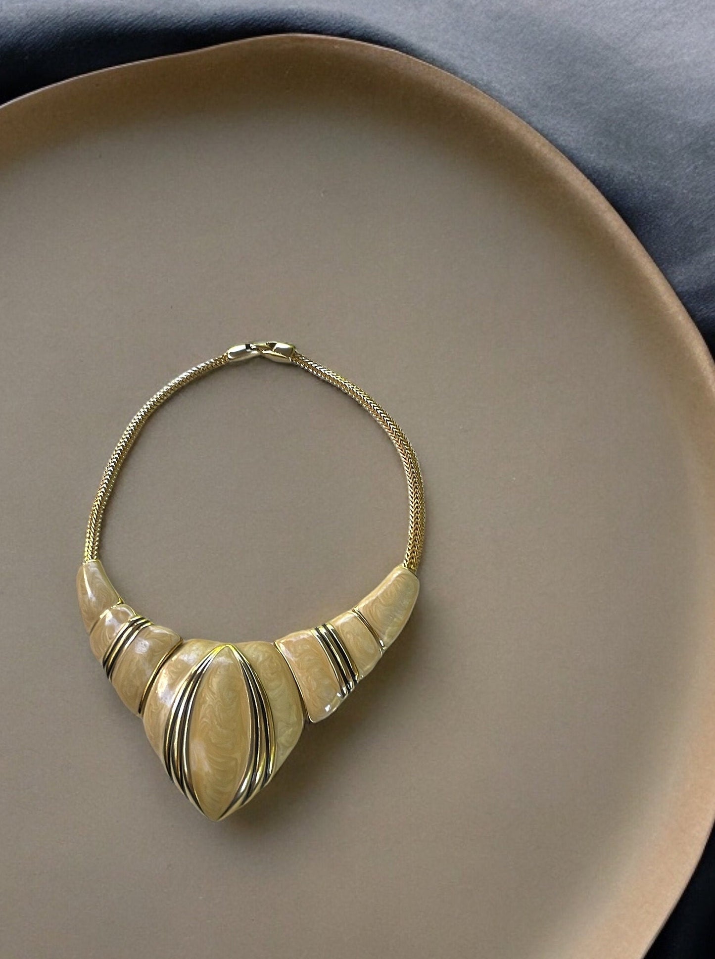 Stunning cream and gold enamel vintage necklace