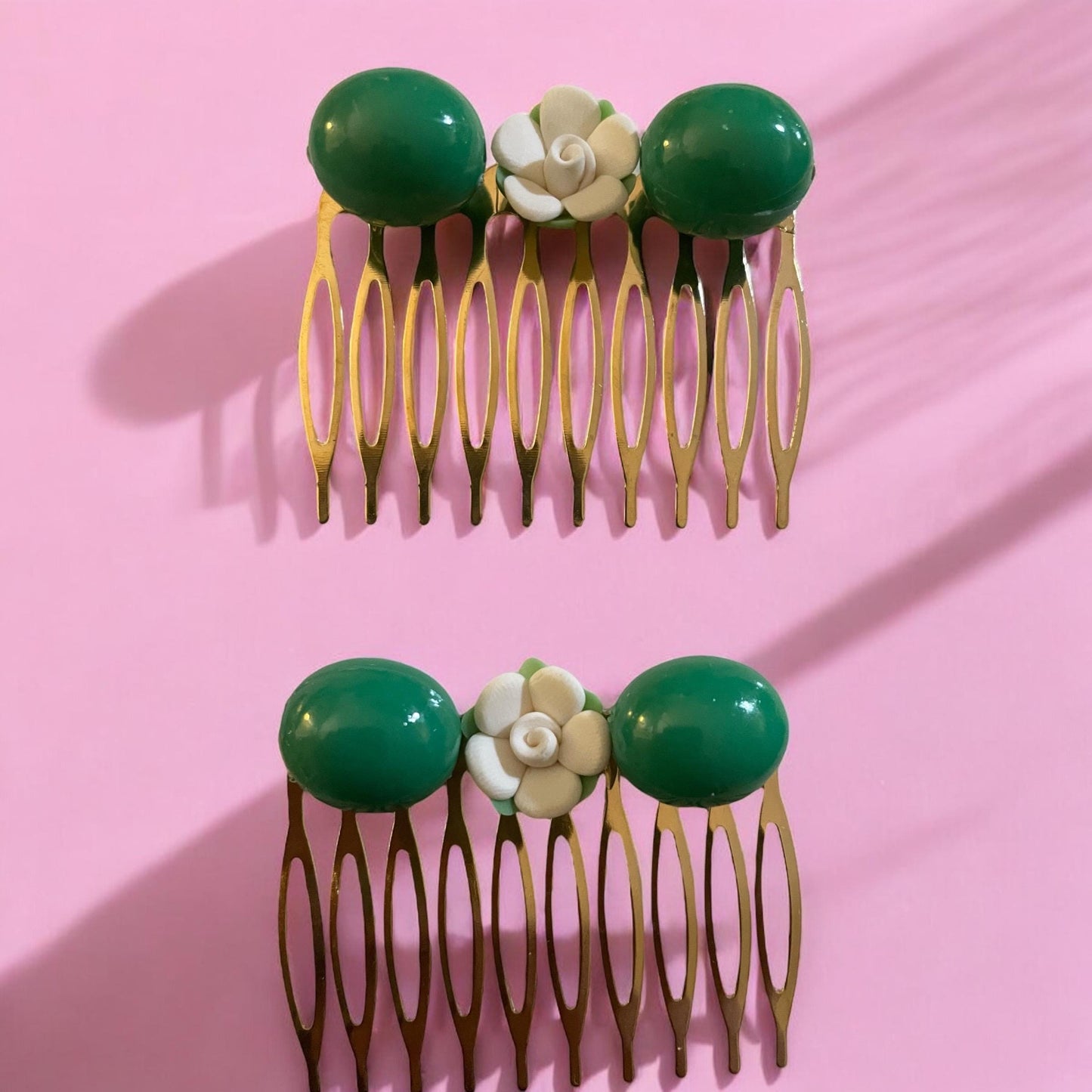 Vintage-Inspired Green Beaded Metal Hair Comb with White Flower – Retro Handmade Hair Accessory, Bridal or Everyday Style
