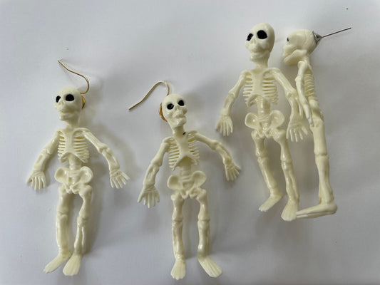 Fun Halloween Earrings - Dangling skeletons