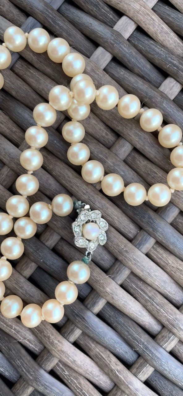 Elegant single strand vintage faux pearl necklace with beautiful rhinestone clasp