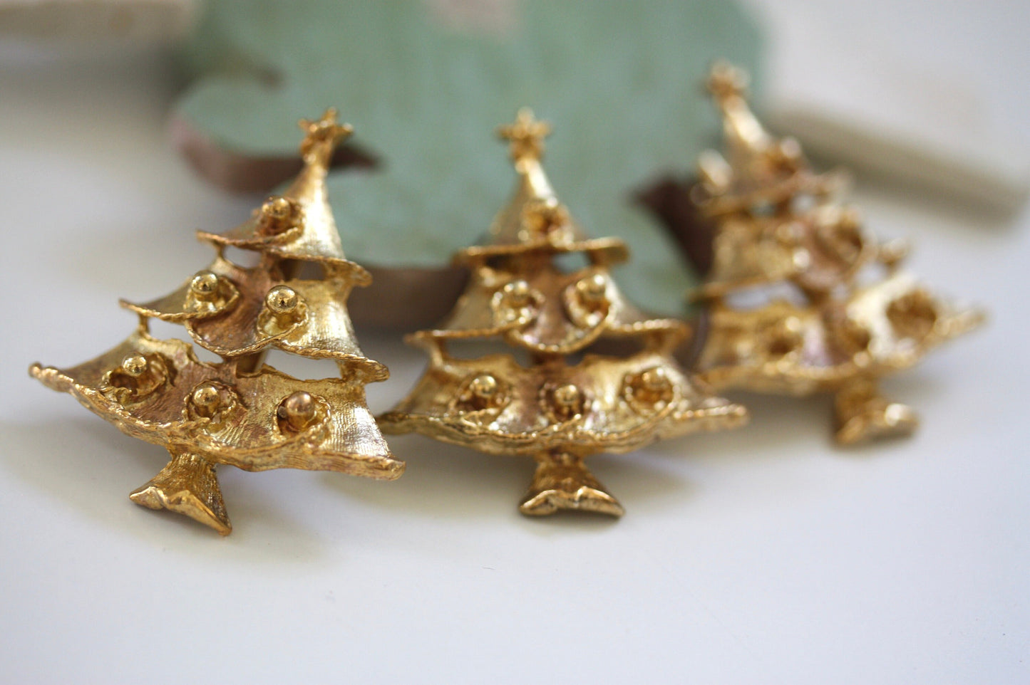 Vintage Christmas tree pin/Holiday pin