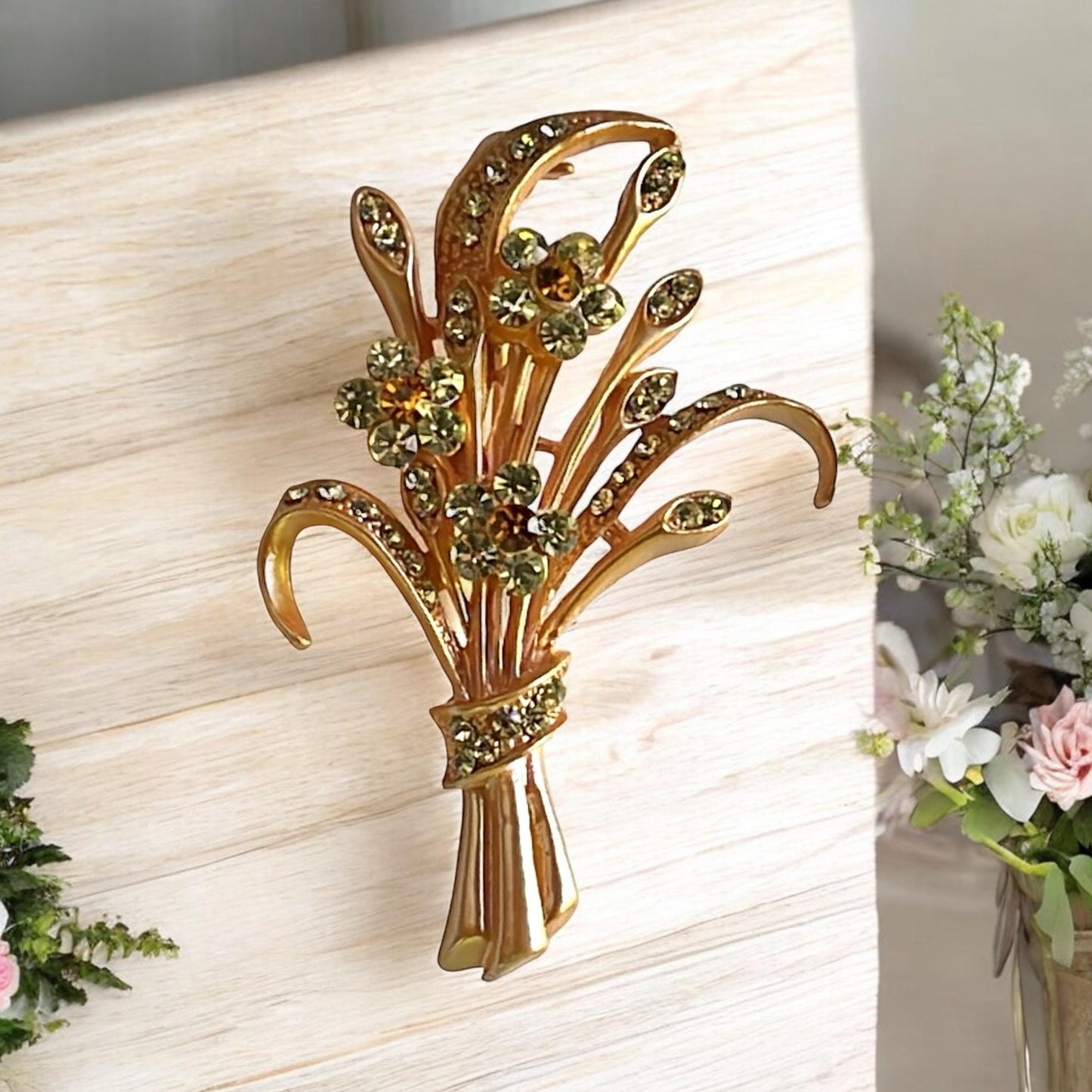 Stunning vintage rhinestone pin/brooch - flower bouquet
