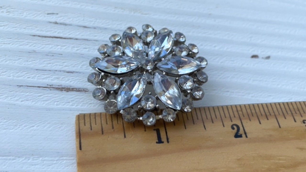 Stunning vintage rhinestone pin