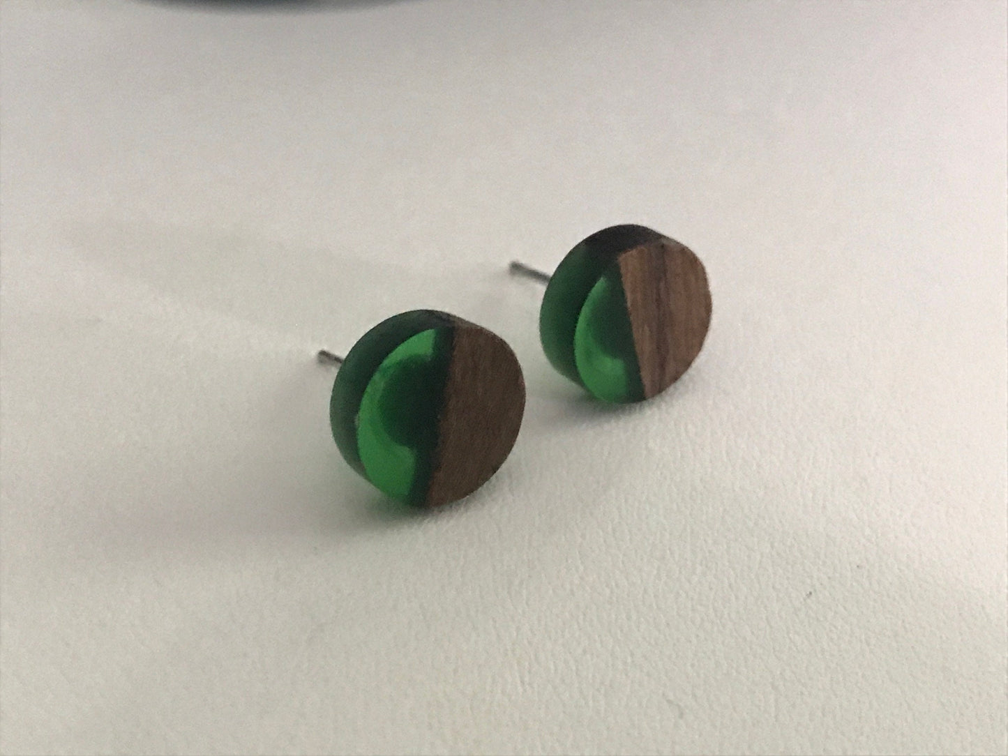 Resin and wood stud earrings - green