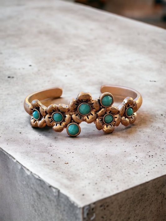 Stunning vintage bracelet with faux turquoise studs