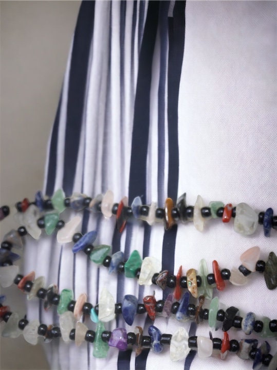 Simple elegance - 24-inch semi-precious stone chips vintage necklace
