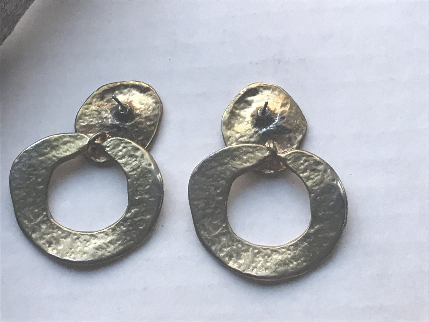 Unique vintage artisan hammered metal vintage goldtone hoop earrings