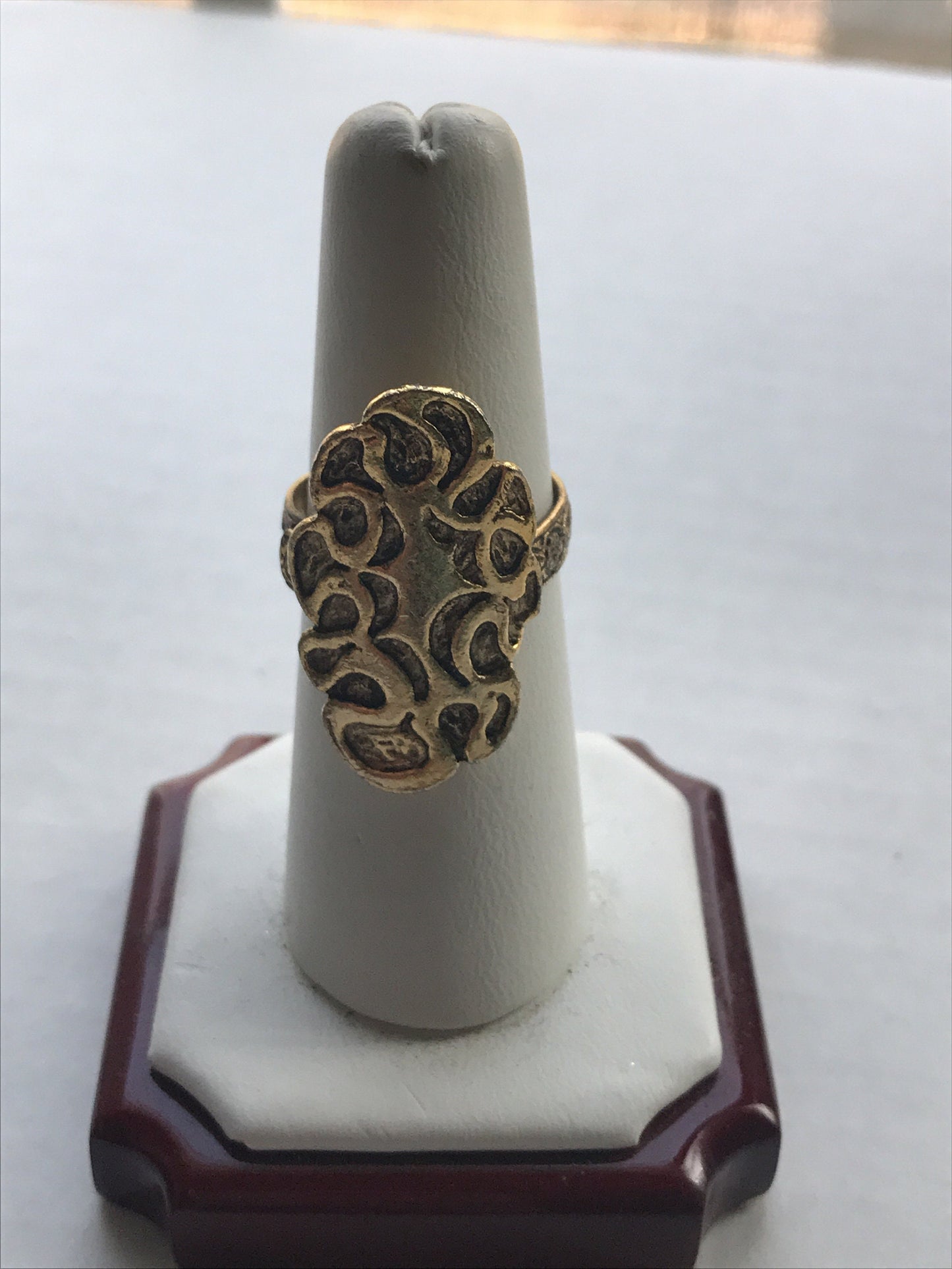 Stunning goldtone vintage ring