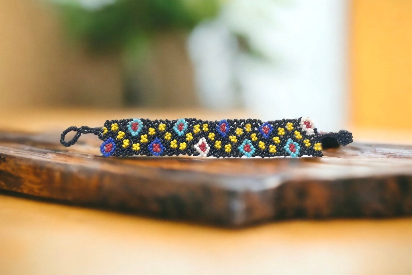 Beaded Bracelet: Vintage Handcrafted Style (7 Inches)