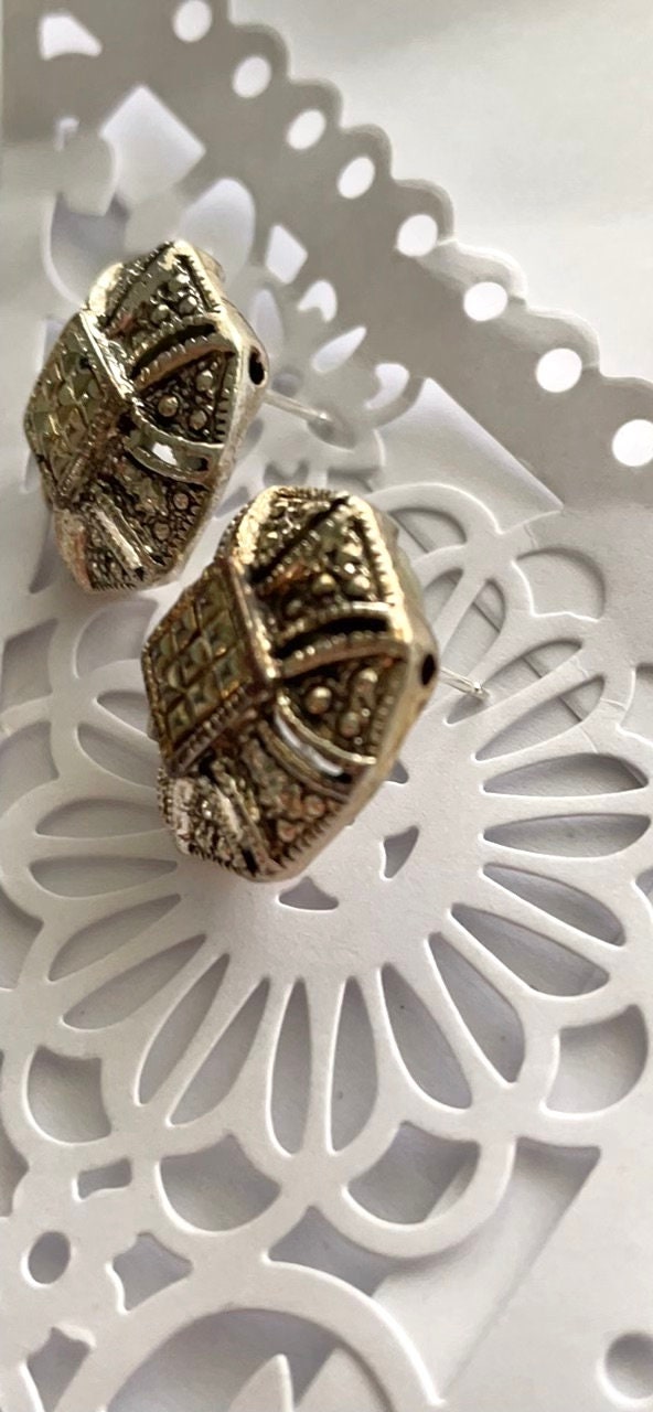 Beautiful marcasite stud earrings - Please read description