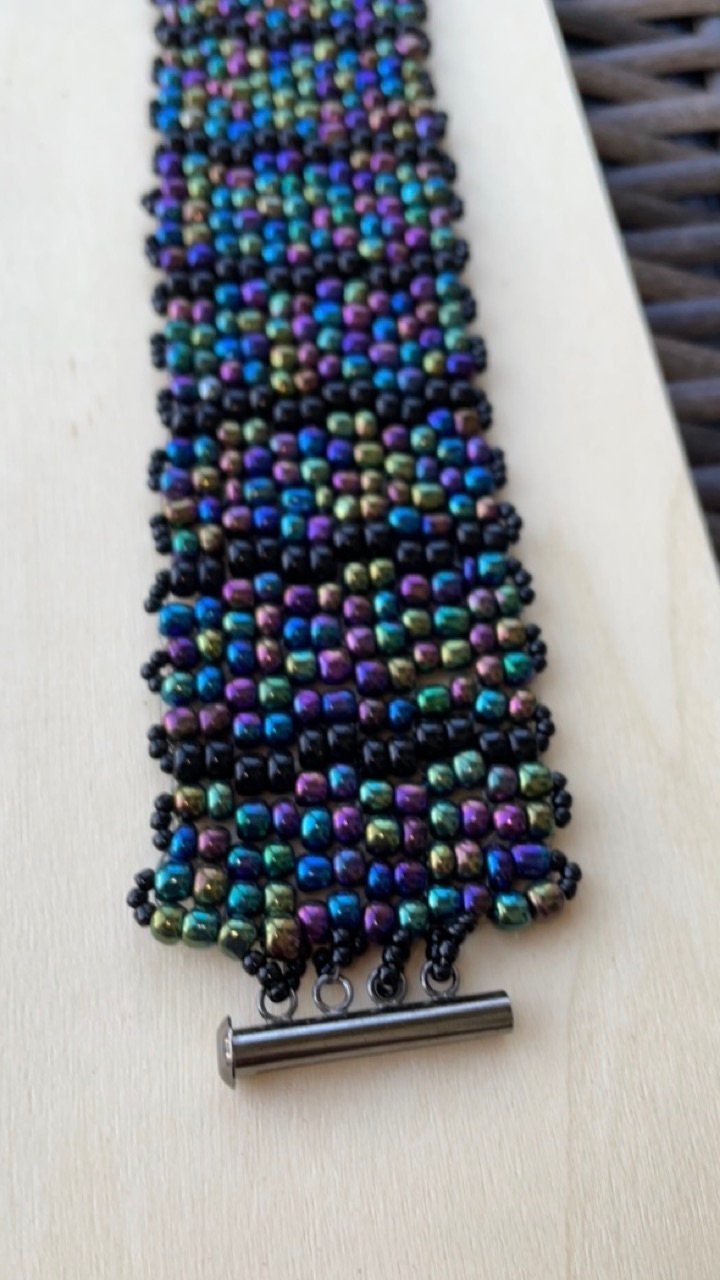 Stunning vintage royal blue iridescent handmade bead woven vintage beadwork bracelet with silvertone toggle clasp