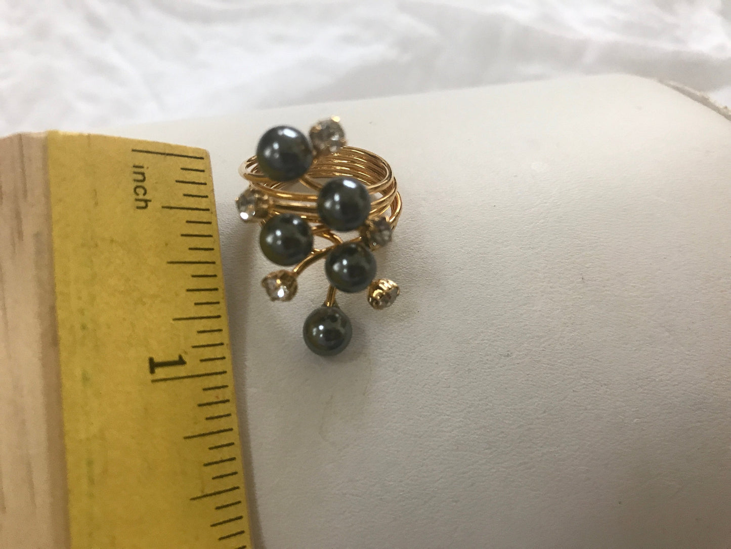 Black faux pearl and rhinestone stunning vintage ring - goldtone band