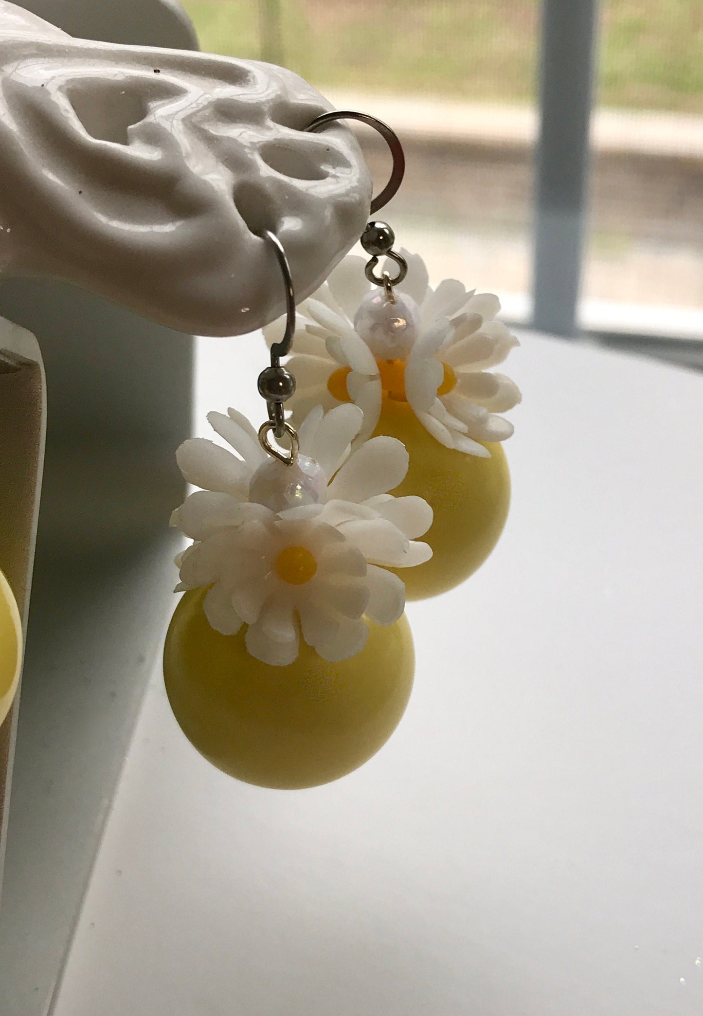 Bring the happy into your day with these flowery happy earrings