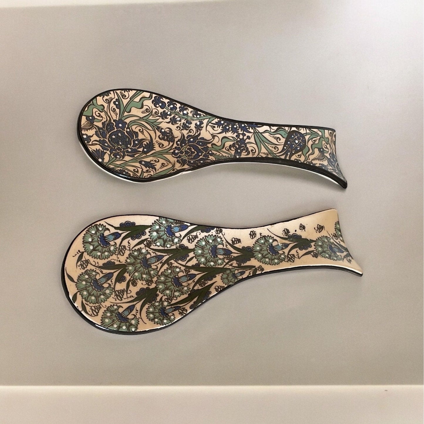 Stunning pair of spoon rests - Hand painted in Turkey - Nakkas Ceramics