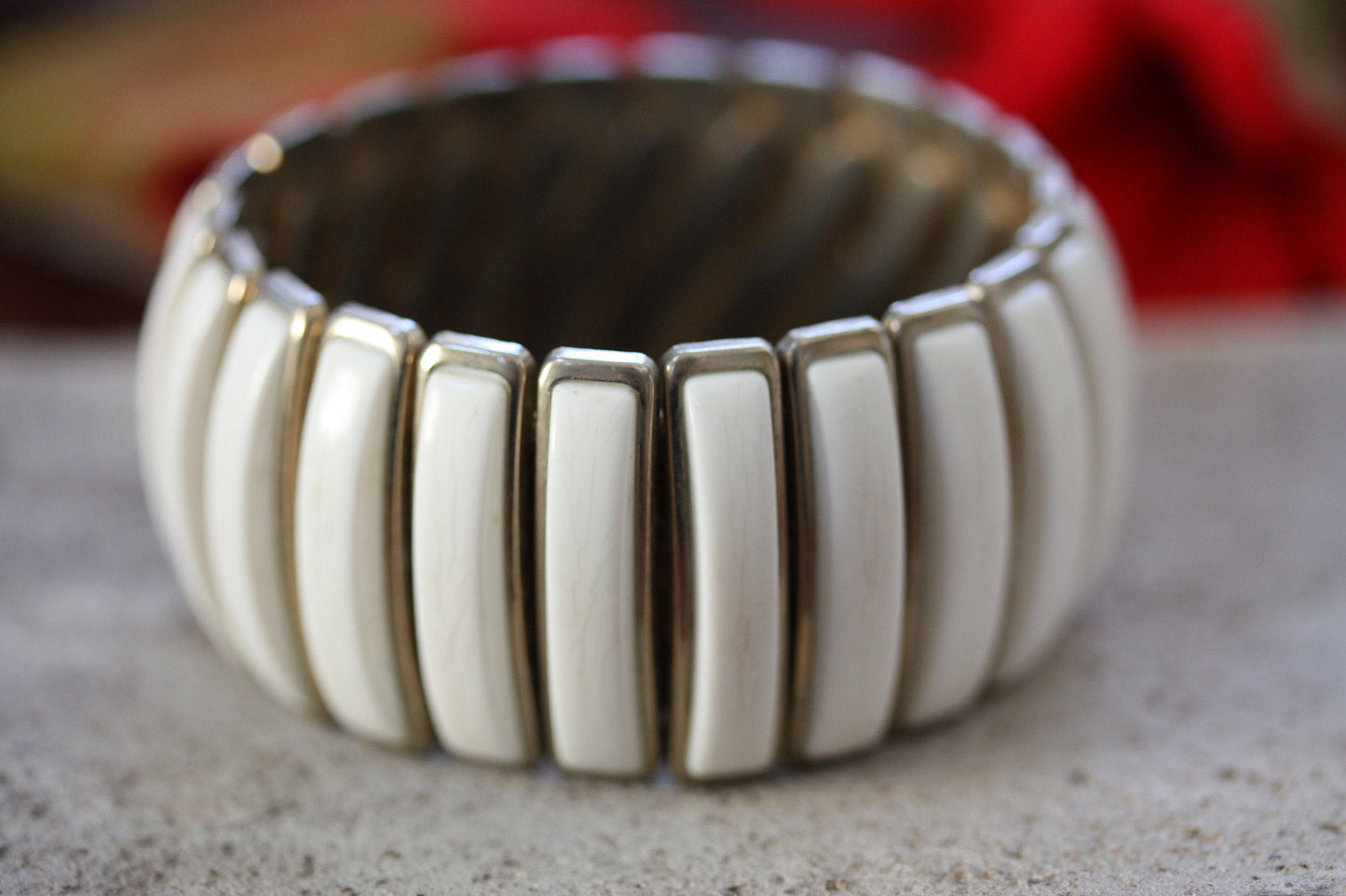Metal expandable white vintage bracelet - stunning