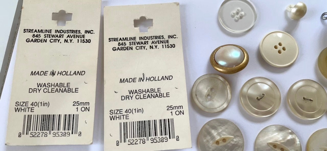 Lot of vintage buttons - from Holland and elsewhere - mother of pearl and shades of white / cream / yellow