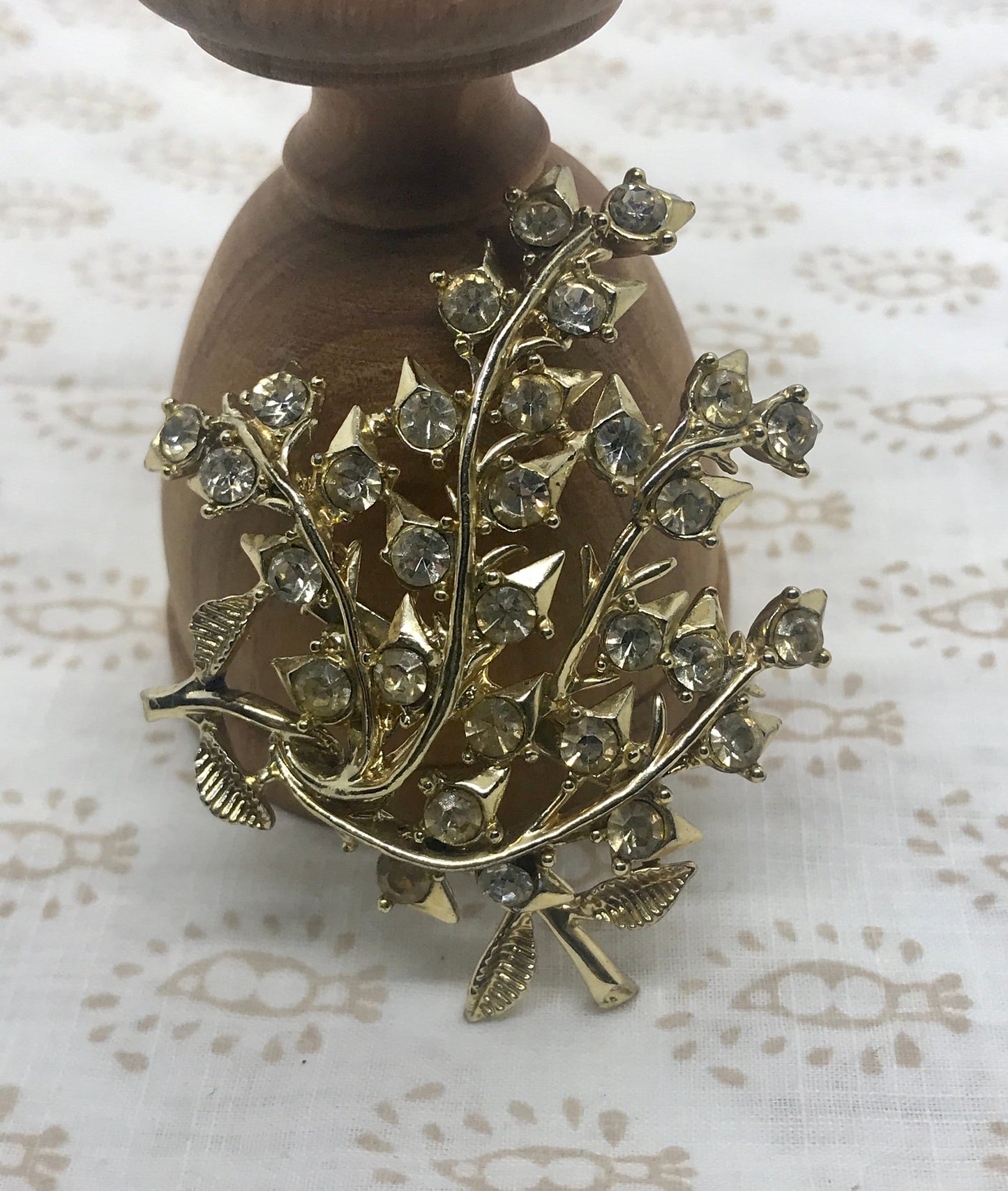 Stunning vintage rhinestone pin