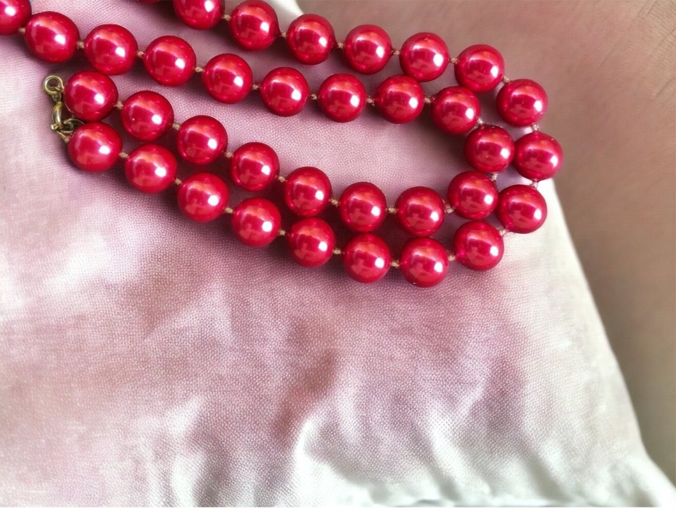 Hot pink faux pearl stunning vintage necklace