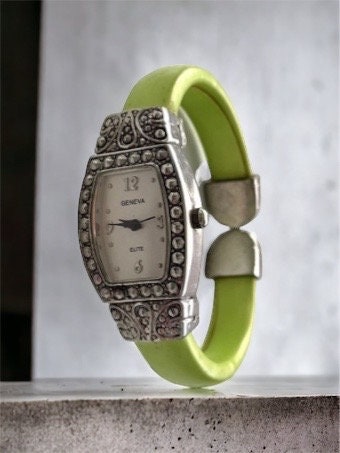 Vintage lime green Geneva watch - Please read description - pretty but needs repair or use for parts