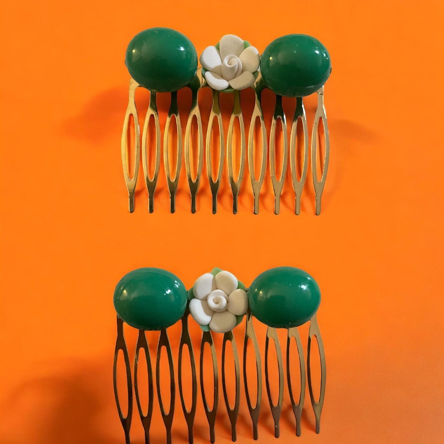 Vintage-Inspired Green Beaded Metal Hair Comb with White Flower – Retro Handmade Hair Accessory, Bridal or Everyday Style