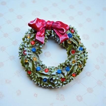 Vintage Christmas wreath pin - signed ART