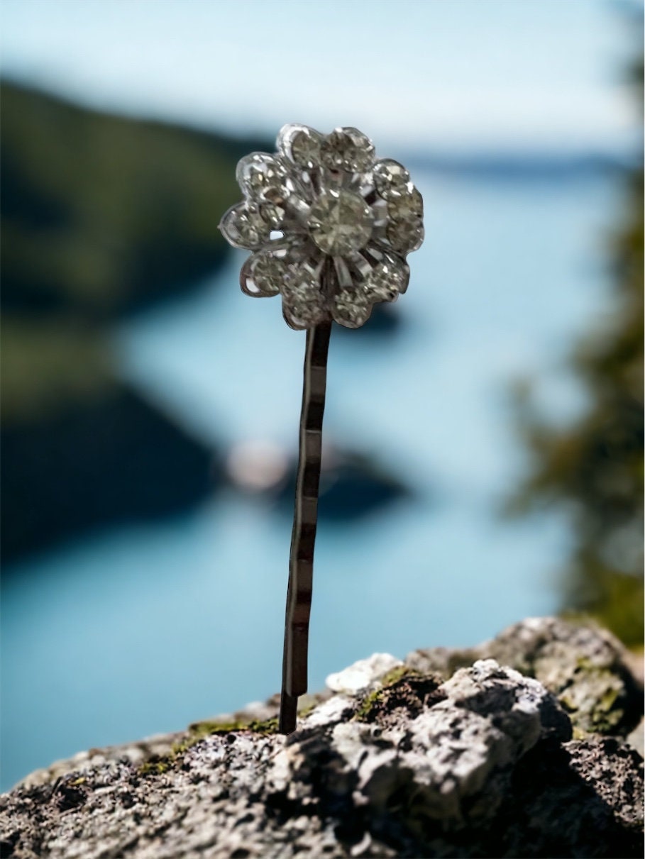 Unique crystal flower hair pin made of upcycled vintage components
