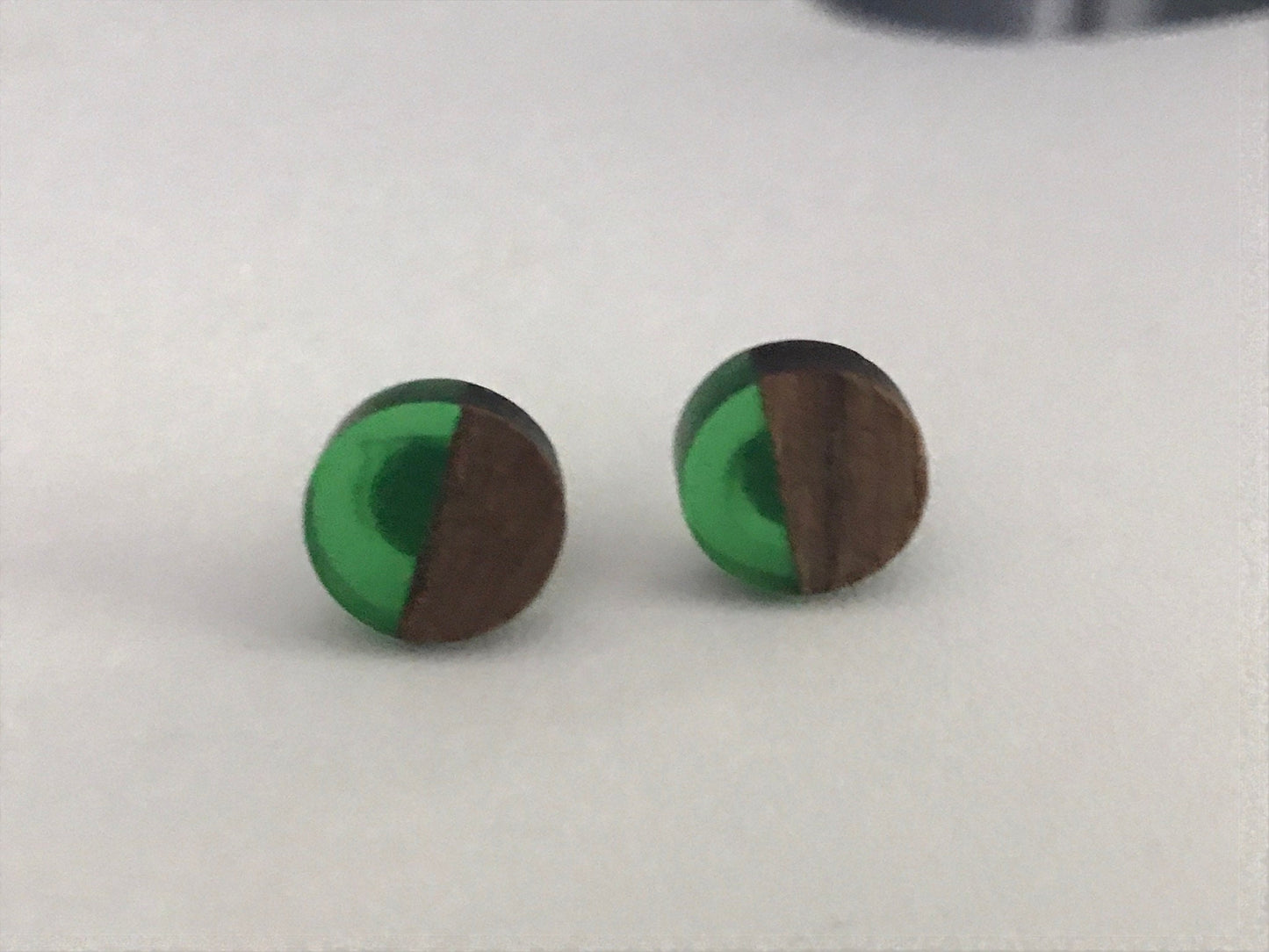 Resin and wood stud earrings - green