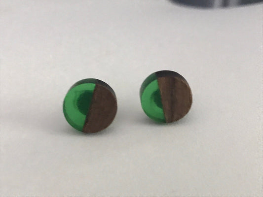 Resin and wood stud earrings - green