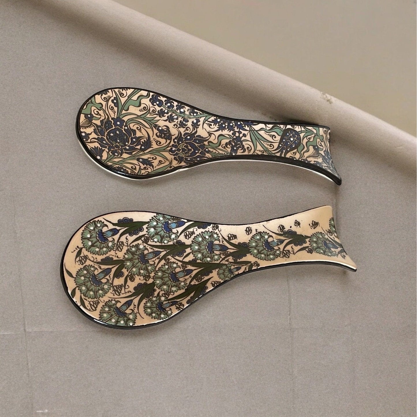 Stunning pair of spoon rests - Hand painted in Turkey - Nakkas Ceramics