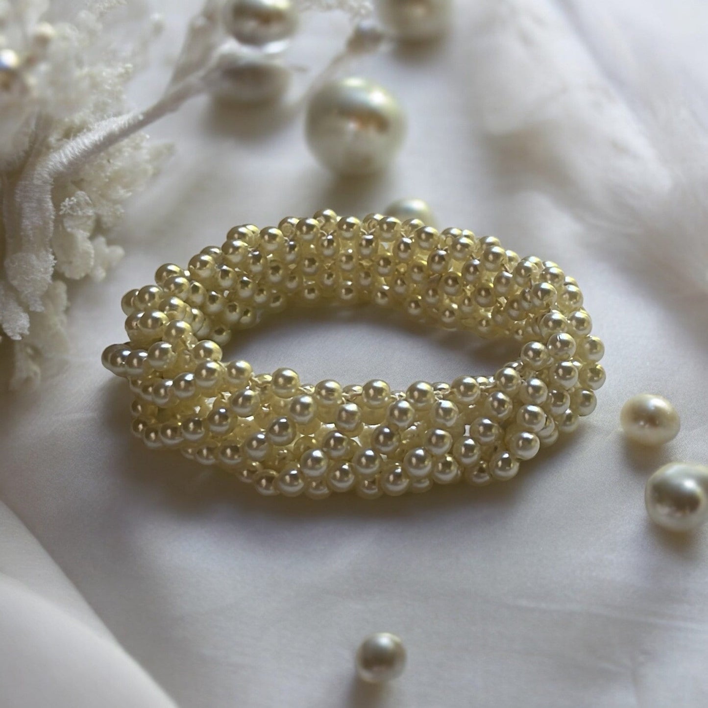 Stunning vintage faux pearl bracelet