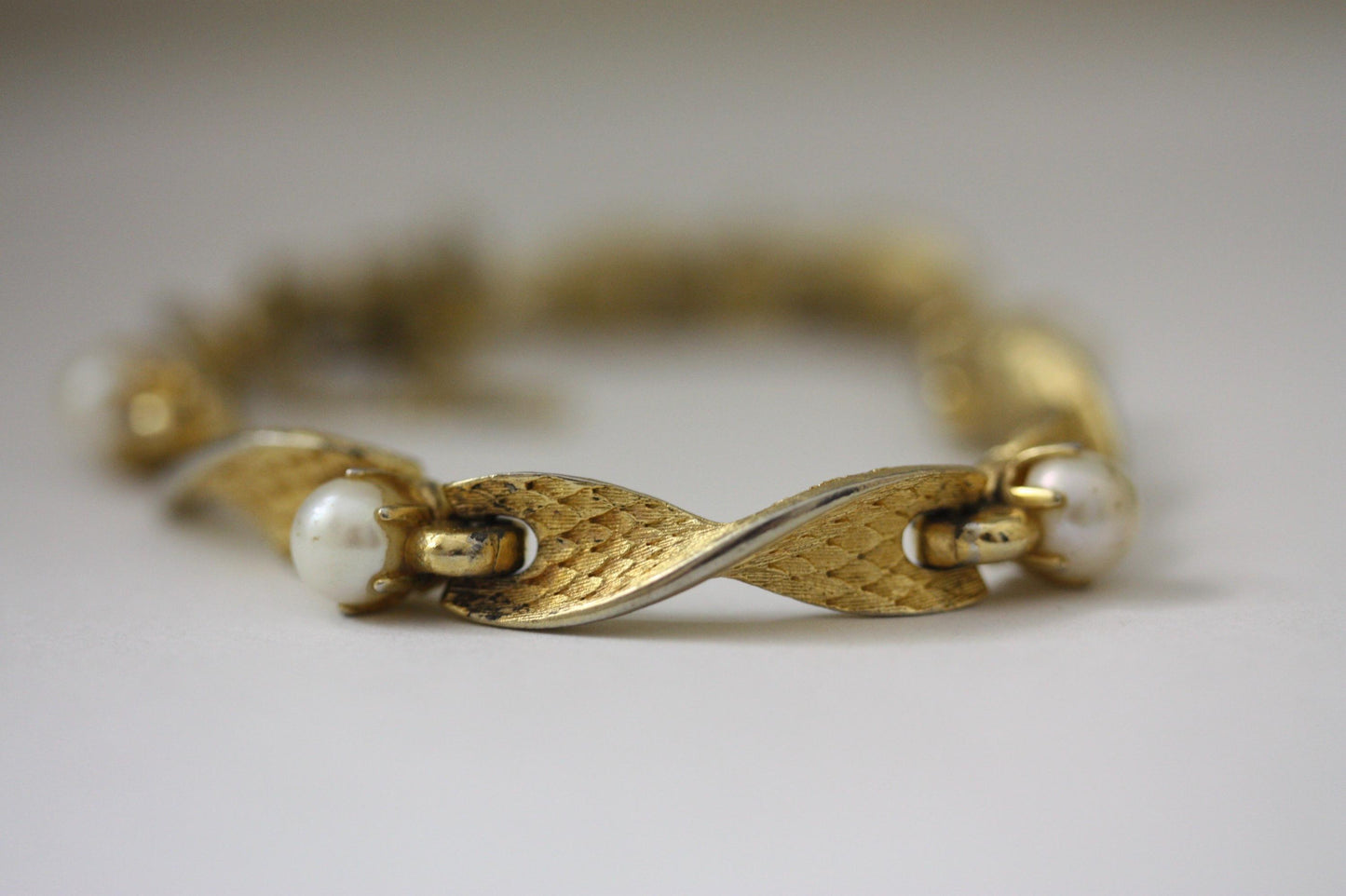 Vintage signed Lisner gold and pearl bracelet with security clasp - 7"