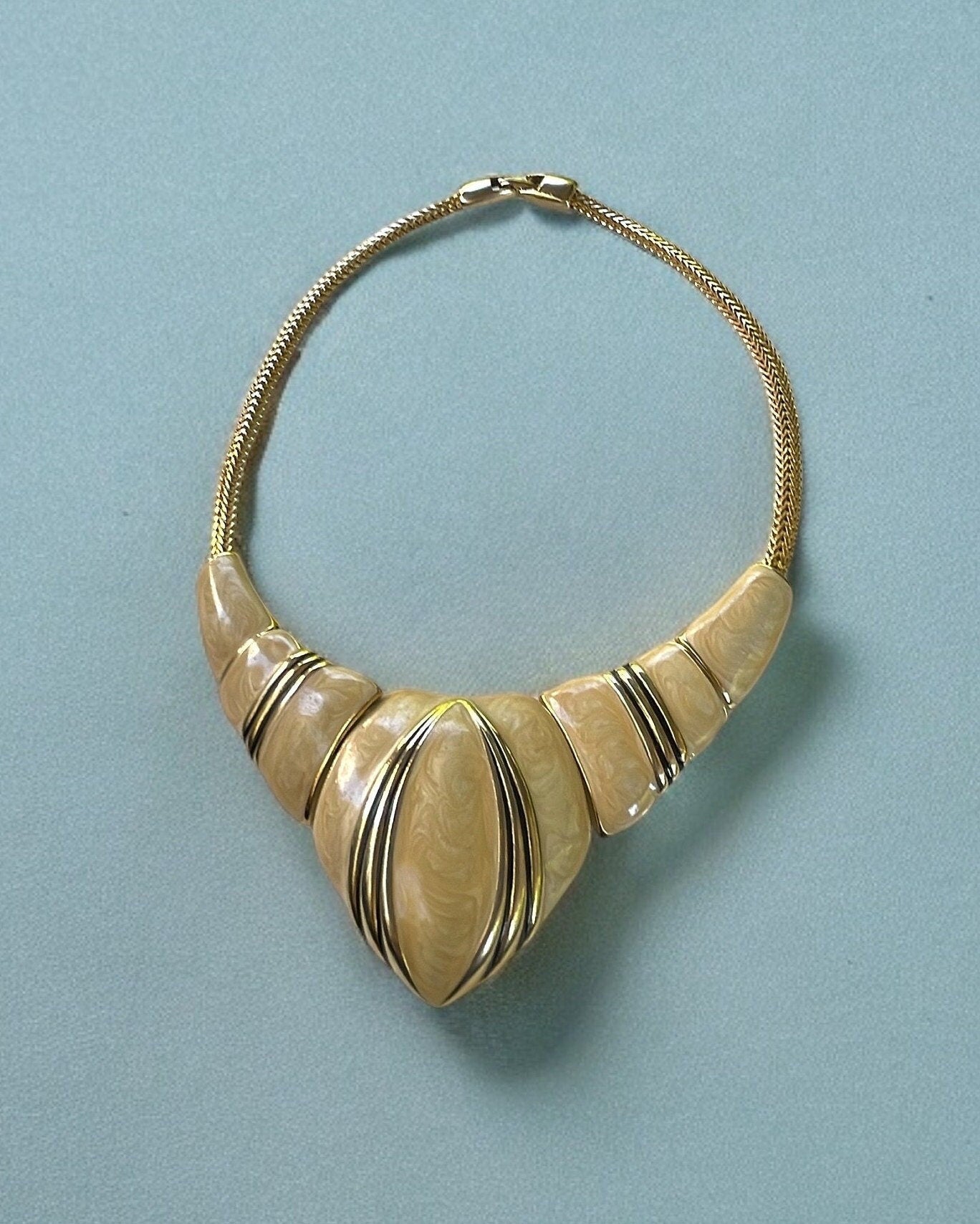Stunning cream and gold enamel vintage necklace