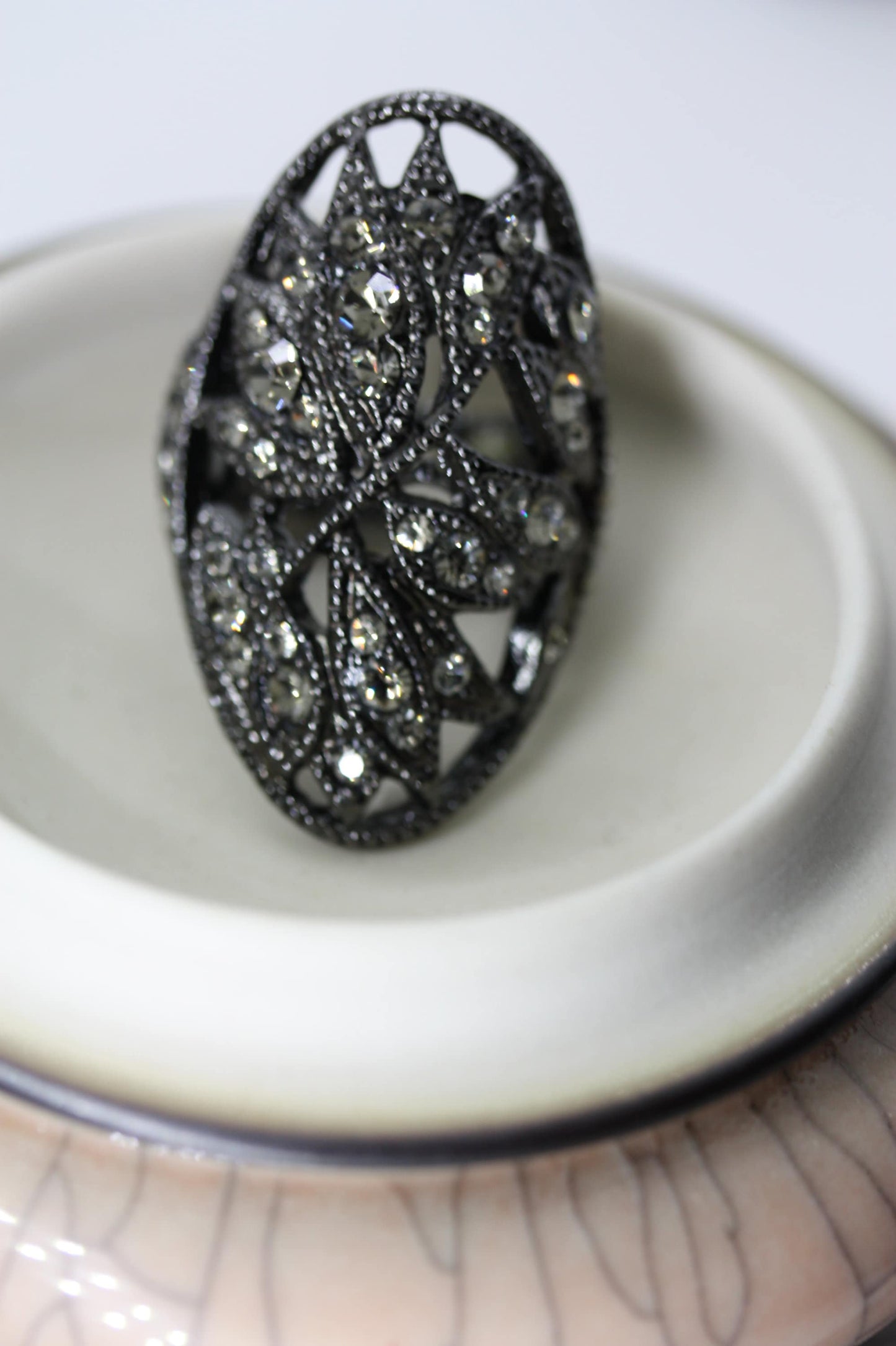 Stunning vintage costume jewelry ring - black with rhinestones