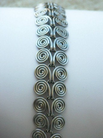 Stunning unique linked scrollwork silvertone vintage bracelet