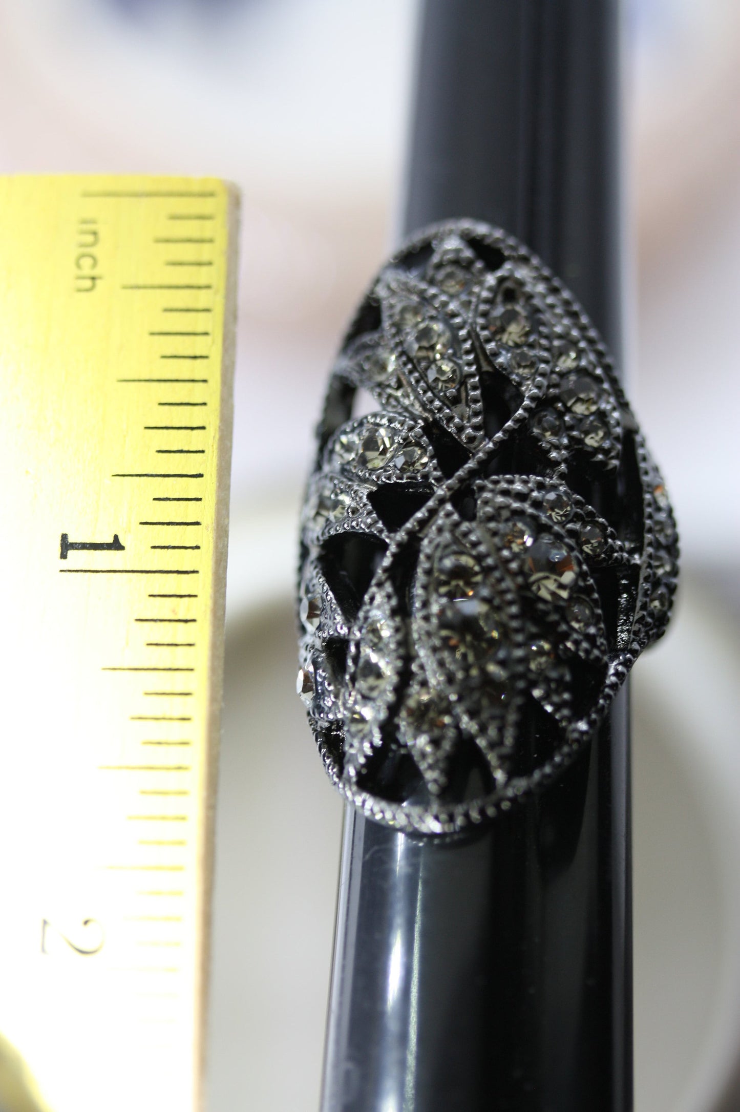 Stunning vintage costume jewelry ring - black with rhinestones