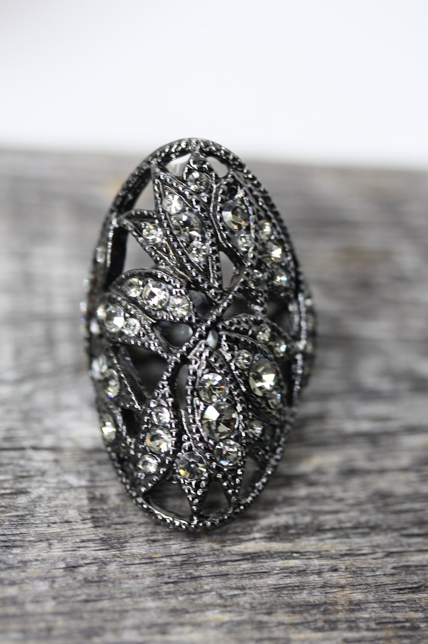 Stunning vintage costume jewelry ring - black with rhinestones