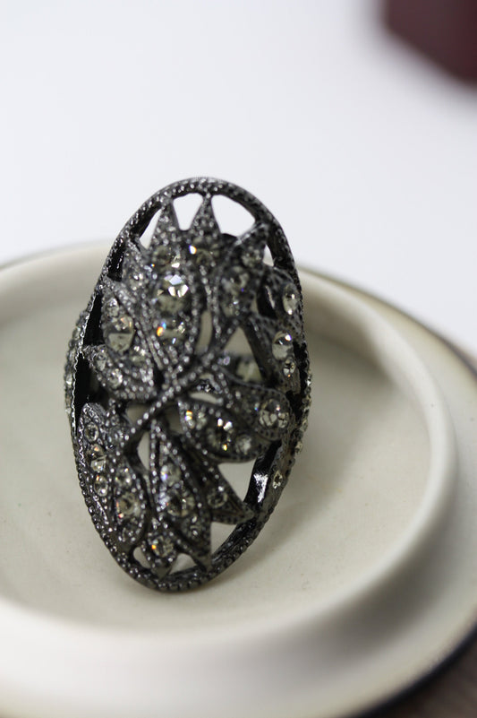 Stunning vintage costume jewelry ring - black with rhinestones