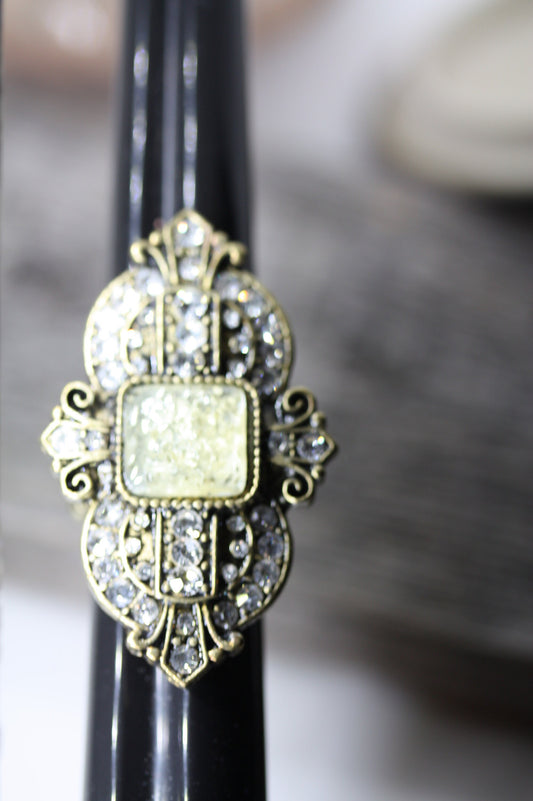 Stunning vintage costume jewelry ring with rhinestones