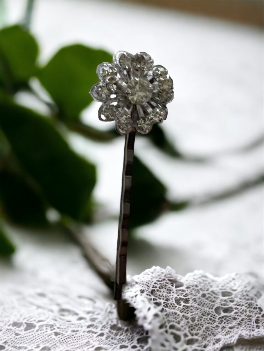 Unique crystal flower hair pin made of upcycled vintage components