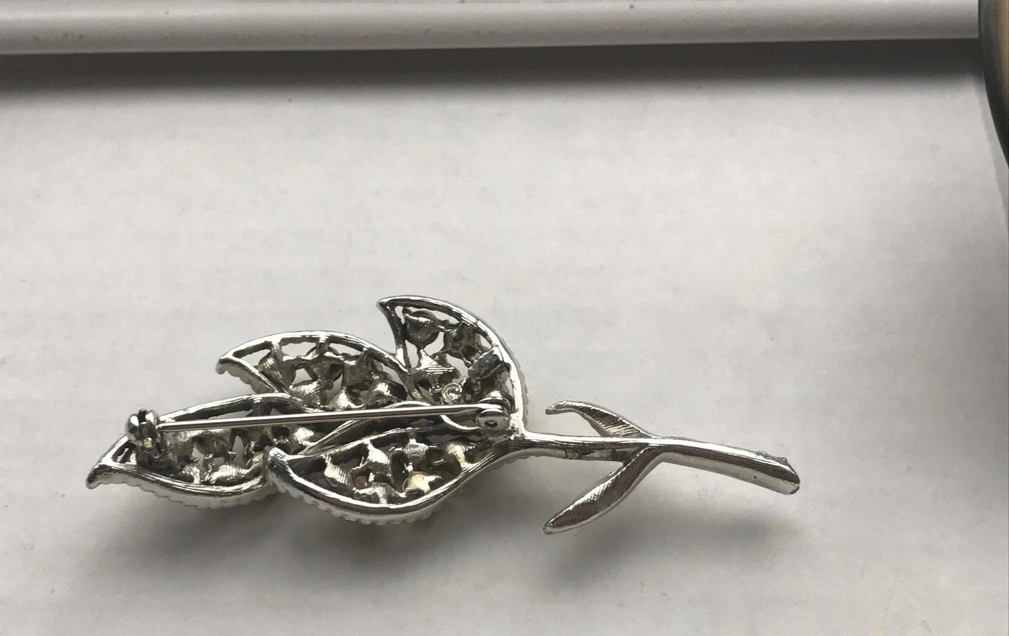 Stunning silvertone vintage rhinestone pin