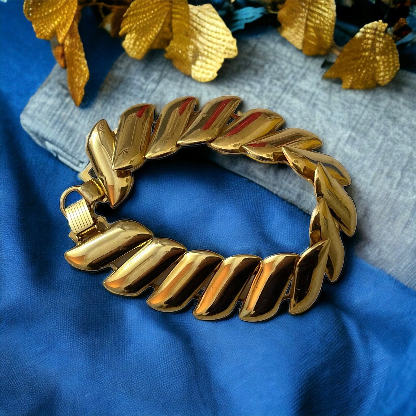 Stunning vintage goldtone panel link bracelet